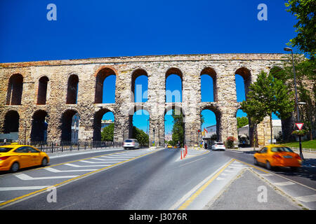 Das Valens-Aquädukt ist eine römische Wasserleitung, die das große Wasser anbietende System von Konstantinopel, moderne Istanbul war. Stockfoto