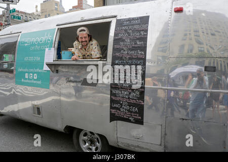 Ein Kreditor, Verkauf von Lebensmitteln aus einer Chrom-Anhänger an der Eighth Avenue Street Fair im Abschnitt Chelsea in Manhattan, New York City. Stockfoto