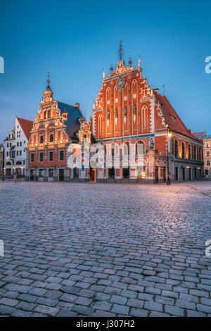 Riga, Lettland. Schwabe-Haus und das Schwarzhäupterhaus am Rathausplatz, altes historisches Wahrzeichen und beliebten touristischen Schauplatz im Sommer Eva Stockfoto