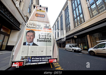 Ein Plakat, George Osbornes neue Position als Herausgeber der London Evening Standard außerhalb der Büros der Zeitung in Northcliffe Haus in Kensington, London, zu kritisieren, als er seine neue Rolle als Herausgeber der Zeitung beginnt. Stockfoto