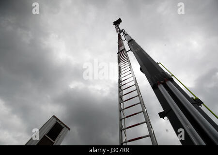 Feuerwehrleute aus Surrey Feuer und Rettung Service trainieren in Leatherhead, Surrey, auf ihre Antenne Leiter Plattform erreicht eine Höhe von 42m und ist derzeit das höchste in der Feuerwehr in Großbritannien. Stockfoto