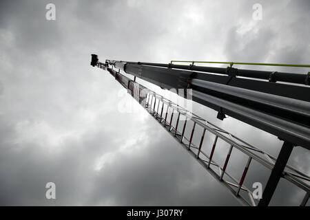 Feuerwehrleute aus Surrey Feuer und Rettung Service trainieren in Leatherhead, Surrey, auf ihre Antenne Leiter Plattform erreicht eine Höhe von 42m und ist derzeit das höchste in der Feuerwehr in Großbritannien. Stockfoto