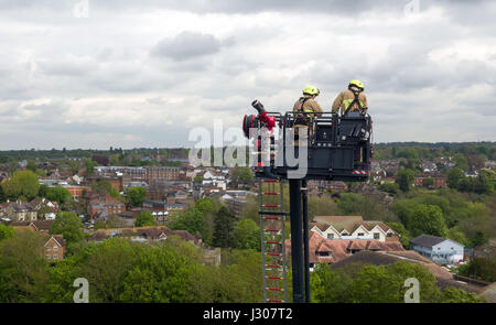 Feuerwehrleute aus Surrey Feuer und Rettung Service trainieren in Leatherhead, Surrey, auf ihre Antenne Leiter Plattform erreicht eine Höhe von 42m und ist derzeit das höchste in der Feuerwehr in Großbritannien. Stockfoto