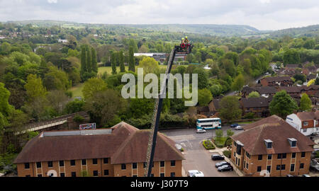 Feuerwehrleute aus Surrey Feuer und Rettung Service trainieren in Leatherhead, Surrey, auf ihre Antenne Leiter Plattform erreicht eine Höhe von 42m und ist derzeit das höchste in der Feuerwehr in Großbritannien. Stockfoto