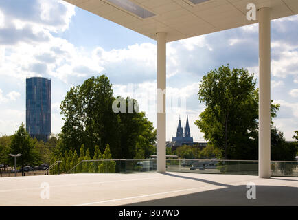 Deutschland, Köln, Blick vom Südeingang der Messehallen in den Stadtteil Deutz auf der KoelnTriangle-Turm und dem Dom Stockfoto