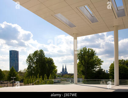 Deutschland, Köln, Blick vom Südeingang der Messehallen in den Stadtteil Deutz auf der KoelnTriangle-Turm und dem Dom Stockfoto