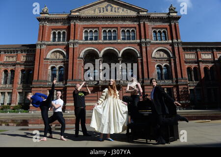 Am Dienstag, den 2. Mai 1200, wurde das V&A in London für die Bekanntgabe des kommenden REVEAL Festivals des Museums gesperrt. Einwöchiges öffentliches Festival, das vom 30. Juni bis 7. Juli 2017 stattfindet, um die Eröffnung des V&A Exhibition Road Quarter zu feiern, dem größten architektonischen Eingriff des Museums in den letzten 100 Jahren. Stockfoto