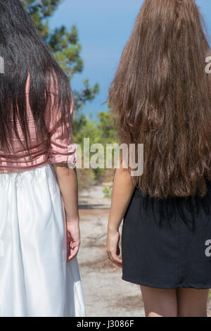 Ansicht von hinten Nahaufnahme von zwei jungen Frauen zusammen im Freien stehen Stockfoto