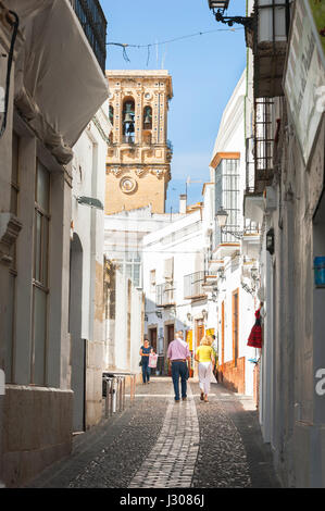 Lane in Arcos De La Frontera, die Basílica de Santa María, weißen Dörfer Andalusiens, Provinz Cádiz, Spanien Stockfoto