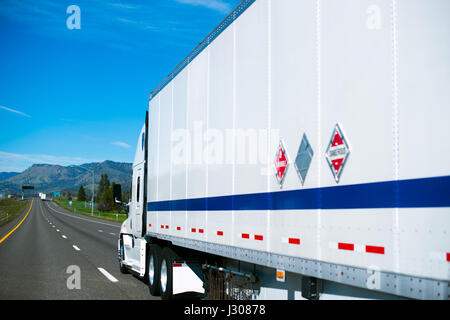 White Clean modern leistungsstarke professionelle große Rig Sattelschlepper mit sauberen weißen trockenen van Anhänger in Perspektive auf einer geraden Straße aus zurück Stockfoto