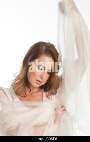 Schöne Reife Frau mit chiffon Material umwickelt Stockfoto