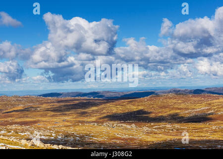 Flauschige Wolken schöne Schatten auf australischen Alpen Landschaft Stockfoto