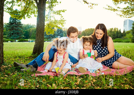 Mutter, Vater und zwei Enten spielen bei der Entwicklung von Spiele-Natur Stockfoto