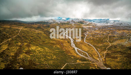 Aerial Panorama des Snowy River und Berge im Kosciuszko-Nationalpark, Australien Stockfoto