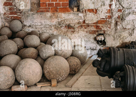 Riga, Lettland - 2. Juli 2016: Alte Kanonenkugeln im Dom-Museum. Stockfoto