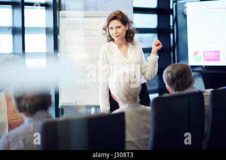 Geschäftsfrau, die Zusammenarbeit mit Publikum Stockfoto