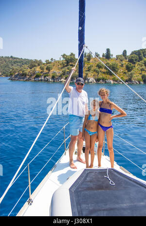 Familie auf dem Segelboot Stockfoto