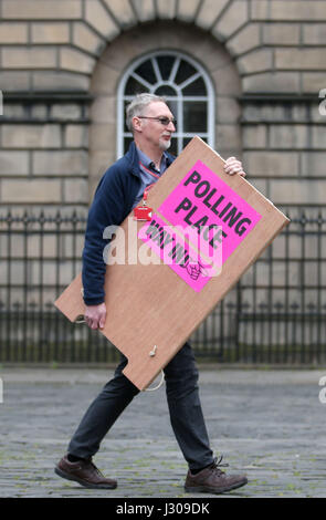 Polling-Logistik-Offizier Roy Drury trägt ein Wahllokal Zeichen von Lothian Chambers in Edinburgh, wie Wahl Personal aus Edinburgh Stadtrat Vorbereitungen im Vorfeld der Kommunalverwaltung Wahl machen. Stockfoto