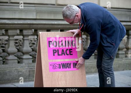 Polling-Logistik-Offizier Roy Drury ein Wahllokal Zeichen von Lothian Chambers in Edinburgh sichert, als Wahl Personal aus Edinburgh Stadtrat machen Sie Vorbereitungen im Vorfeld der lokale Regierung Wahlen. Stockfoto