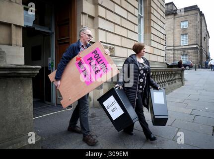 Polling-Logistik Offizier Roy Drury und Wahllokal Personal Trainer Julie Wright sammeln Wahlurnen und Anzeichen von Lothian Chambers in Edinburgh als Wahl Personal aus Edinburgh Stadtrat Vorbereitungen im Vorfeld der lokale Regierung Wahlen. Stockfoto