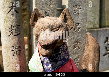 FOX-STATUE FUSHIMI INARI SCHREIN SHINTO, SCHREIN, KYOTO, JAPAN, ASIEN Stockfoto