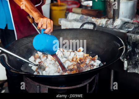 GEORGE TOWN, MALAYSIA - 23. März 2016: Mann bei Kimberly Street Food Night Market am 23. März 2016 in George Town, Malaysia kocht. Stockfoto