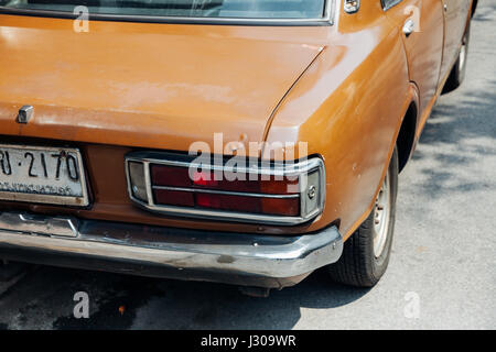 BANGKOK, THAILAND - 24 APRIL: Oldtimer Parken auf der Straße von Bangkok am 24. März 2016 in Bangkok, Thailand. Stockfoto