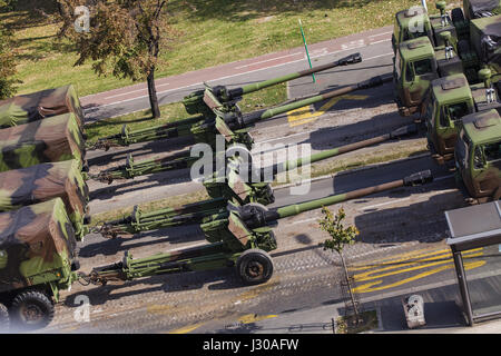 Belgrad, Serbien - 12. Oktober 2014: Serbische Armee Haubitze auf Straße von Belgrad, Vorbereitungen für eine militärische Parade in Belgrad am 12. Oktober 2014 Stockfoto