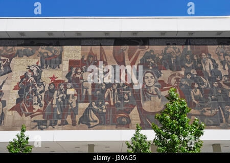 Wandbild "Der Weg der Roten Fahne" an der Seite der Kulturpalast, Dresden, Sachsen, Deutschland Stockfoto