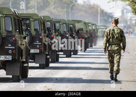 Belgrad, Serbien - 12. Oktober 2014: Serbische Armee Spezialeinheit Fahrzeuge auf der Straße von Belgrad, Vorbereitungen für eine militärische Parade in Belgrad am Okt Stockfoto