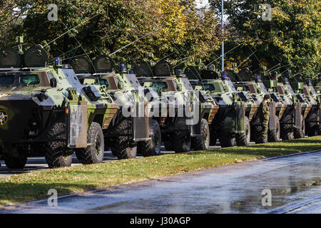 Belgrad, Serbien - 12. Oktober 2014: Serbische Polizei-Spezialeinheit Fahrzeuge auf der Straße von Belgrad, Vorbereitungen für eine militärische Parade in Belgrad am O Stockfoto