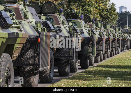 Belgrad, Serbien - 12. Oktober 2014: Serbische Polizei-Spezialeinheit Fahrzeuge auf der Straße von Belgrad, Vorbereitungen für eine militärische Parade in Belgrad am O Stockfoto