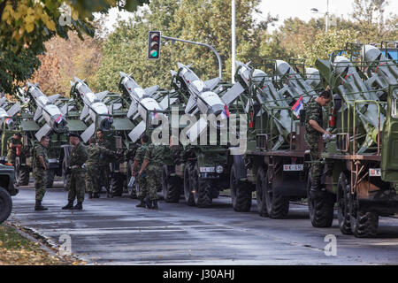 Belgrad, Serbien - 14. Oktober 2014: Serbische Luftverteidigung Raketen-System SA-3 auf der Straße von Belgrad, Vorbereitungen für eine militärische Parade in Belgrad auf Stockfoto