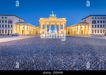 Historischen Brandenburger Tor, Deutschlands berühmteste Wahrzeichen und ein nationales Symbol, in post Sonnenuntergang Dämmerung während der blauen Stunde in der Abenddämmerung im Zentrum von Berlin Stockfoto