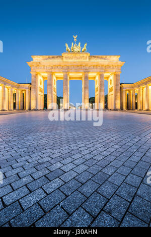 Historischen Brandenburger Tor, Deutschlands berühmteste Wahrzeichen und ein nationales Symbol, in post Sonnenuntergang Dämmerung während der blauen Stunde in der Abenddämmerung im Zentrum von Berlin Stockfoto