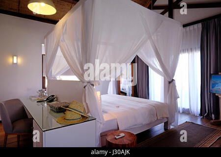 Bett mit Moskitonetz Baldachin in einer Suite Zimmer der Diamanten Mequfi Beach Resort in Nordostküste von Mosambik Afrika Stockfoto