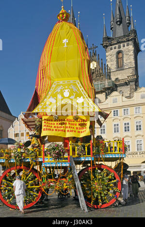 Hare Krishna Cart (ratha) und die Kirche unserer Lieben Frau vor Tyn in Prag, Tschechische Republik Stockfoto