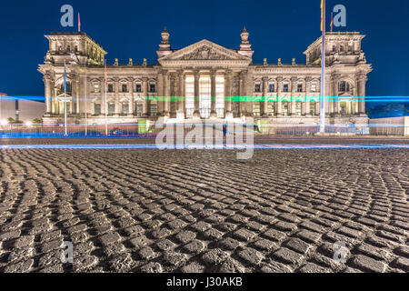 Klassische Panorama des berühmten Reichstagsgebäude, Sitz des Deutschen Bundestages, beleuchtet in schöne Dämmerung während der blauen Stunde in der Abenddämmerung, Berlin Stockfoto