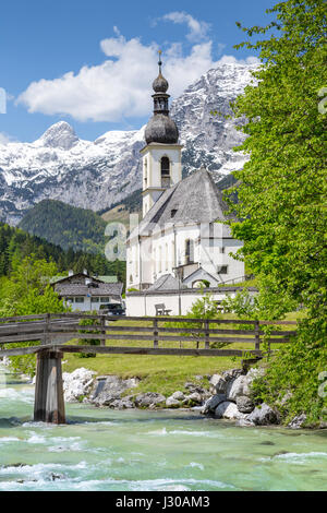 Malerische Berglandschaft in den Bayerischen Alpen mit berühmten Pfarrei Kirche St. Sebastian in dem Dorf Ramsau im Frühling, Bayern, Deutschland Stockfoto