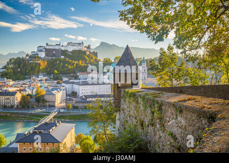 Aerial Panoramablick über die Altstadt von Salzburg mit der berühmten Festung Hohensalzburg und Festung Turm im goldenen Abendlicht bei Sonnenuntergang Stockfoto