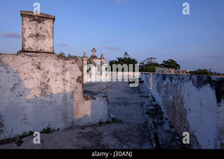 Blick auf das aus dem 17. Jahrhundert stammende Fort von Sao Joao Batista (St. John Baptist) auf der Insel Ibo, einer der Inseln in Quirimbas, im Indischen Ozean vor dem Norden Mosambiks Afrikas. Die 1791 erbaute Festung war eine wichtige Quelle für Sklaven, die an die französischen Zuckerplantagen auf Mauritius und darüber hinaus verkauft wurden. Stockfoto