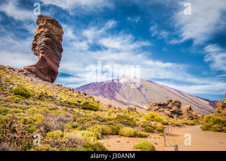 Roque Cinchado einzigartige Felsformation mit berühmten Pico del Teide Vulkan Berggipfel im Hintergrund an einem sonnigen Tag, Teneriffa, Kanaren, Spanien Stockfoto