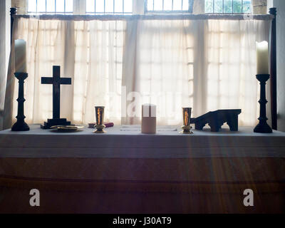 Sonnenlicht Streaming durch Vorhänge hinter dem Altar in der Kirche St John Minskip in der Nähe von Boroughbridge Yorkshire England Stockfoto