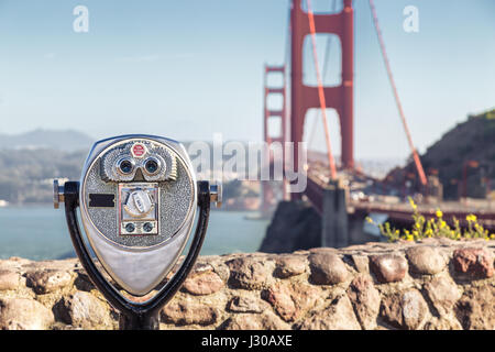 Klassische Ansicht der Münze betrieben Fernglas mit berühmten Golden Gate Bridge im Hintergrund an einem schönen sonnigen Tag mit blauem Himmel und Wolken im Sommer Stockfoto