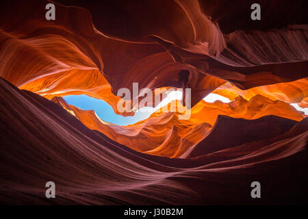 Erstaunliche Sandstein-Formationen im berühmten Antelope Canyon an einem sonnigen Tag mit blauem Himmel in der Nähe der alten Stadt Seite am Lake Powell, Arizona, USA Stockfoto