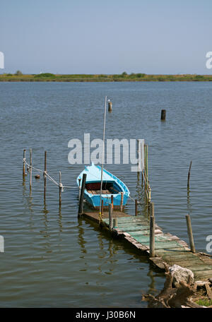 kleinen Fischerboot, Sacca di Scardovari, Po Fluss Delta Regionalpark, Venetien, Italien Stockfoto