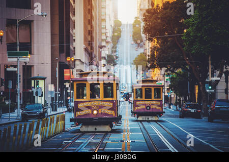 Klassische Ansicht des historischen traditionellen Cable Cars fahren in der berühmten California Street im schönen frühen Morgenlicht bei Sonnenaufgang im Sommer mit Retro-vi Stockfoto