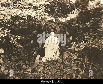 August Kotzsch schuf 1880 das Schillerdenkmal, ein Denkmal, das dem deutschen Dichter Friedrich Schiller gewidmet ist. Die Skulptur reflektiert die künstlerische und kulturelle Bewegung der Zeit und feiert Schillers Beiträge zur Literatur und Philosophie. Stockfoto