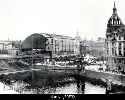 Der Berliner Bahnhof Friedrichstraße war ein großer Bahnhof in Berlin. Die Schluetersteg-Brücke, die auf einem Foto von 1900 zu sehen ist, ist Teil der architektonischen Landschaft des Bahnhofs. Stockfoto