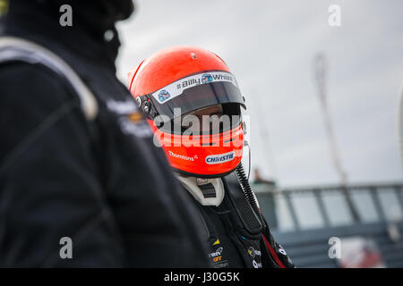 Sandy Mitchell in der Boxengasse wartet ein Fahrerwechsel auf dem Rockingham Speedway während britische GT zu tun Stockfoto